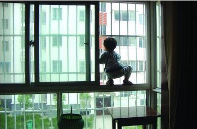 “飄窗該不該加鋅鋼護欄”問題反思